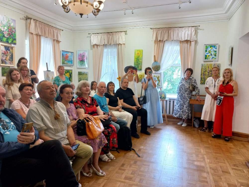 «Душа України» у фарбах літа: благодійна виставка “Коли квітне літо” в Музеї Гетьманства