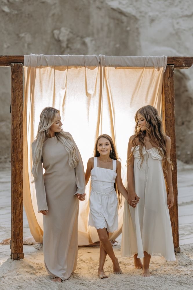 «Бо мама як світло»: DEMI заспівала про найріднішу людину у новій композиції