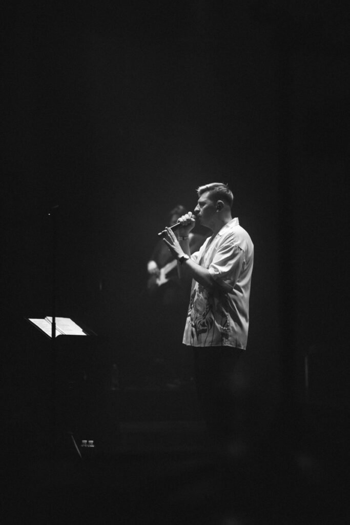 Повний зал, жива графіка, збір для DARKNODE: «Фіолет» провів унікальний мультимедійний концерт