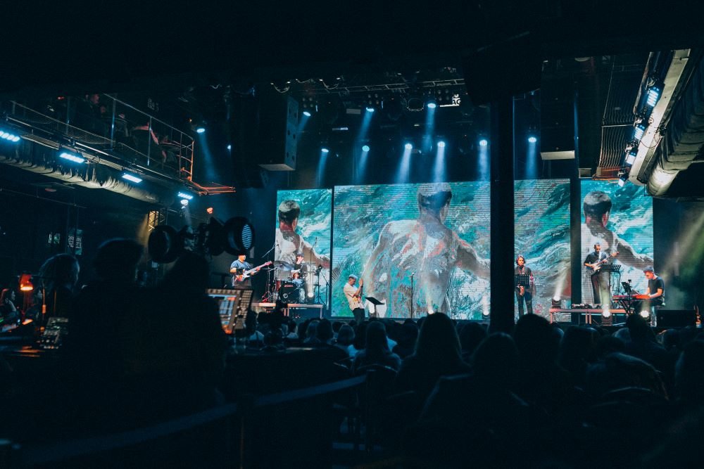 Повний зал, жива графіка, збір для DARKNODE: «Фіолет» провів унікальний мультимедійний концерт