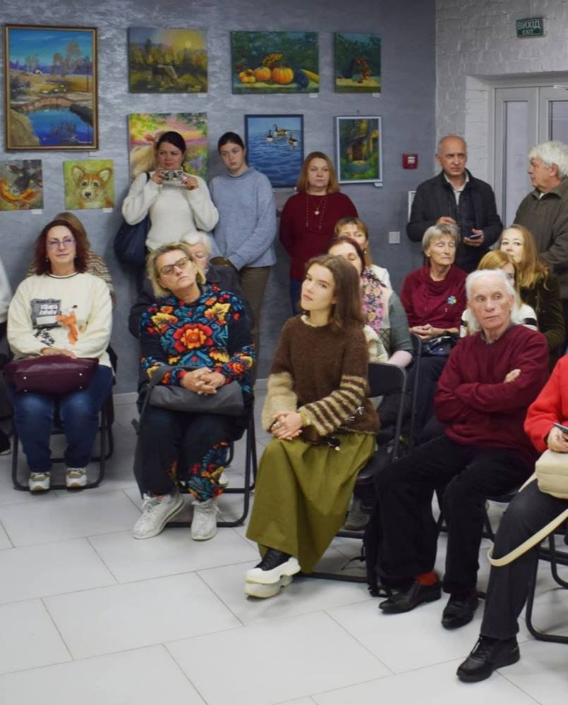 Коли мистецтво говорить мовою любові: у Києві презентували виставку “Поруч з нами”