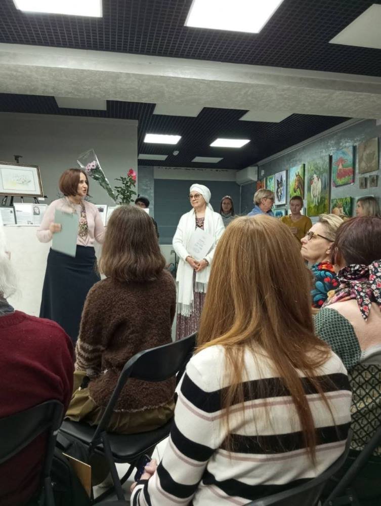 Коли мистецтво говорить мовою любові: у Києві презентували виставку “Поруч з нами”