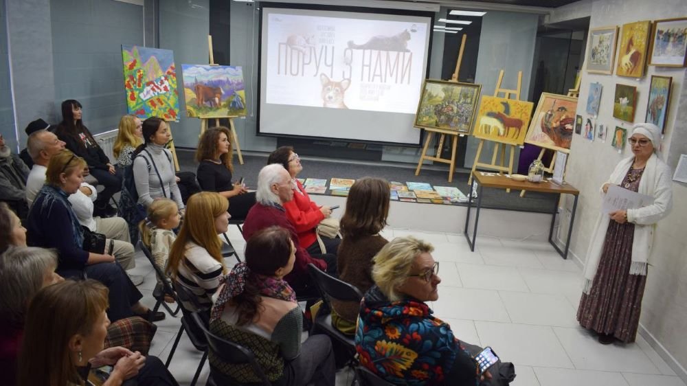 Коли мистецтво говорить мовою любові: у Києві презентували виставку “Поруч з нами”