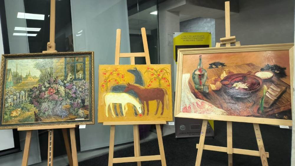 Коли мистецтво говорить мовою любові: у Києві презентували виставку “Поруч з нами”