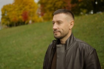 «Дитинство» Андрія Кравченка: ностальгія, біль і сила пам’яті у новому треку артиста