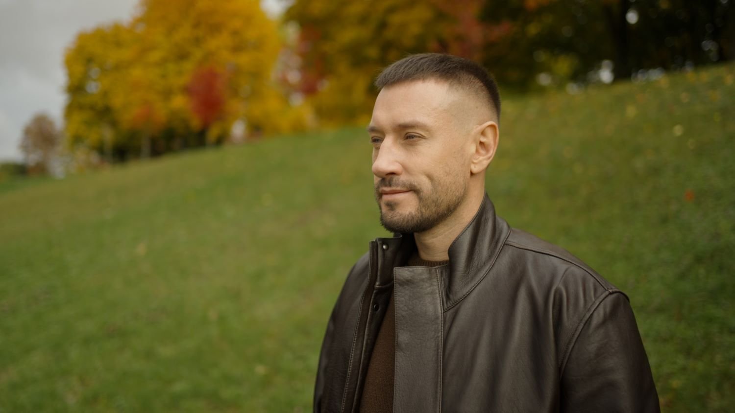 «Дитинство» Андрія Кравченка: ностальгія, біль і сила пам’яті у новому треку артиста