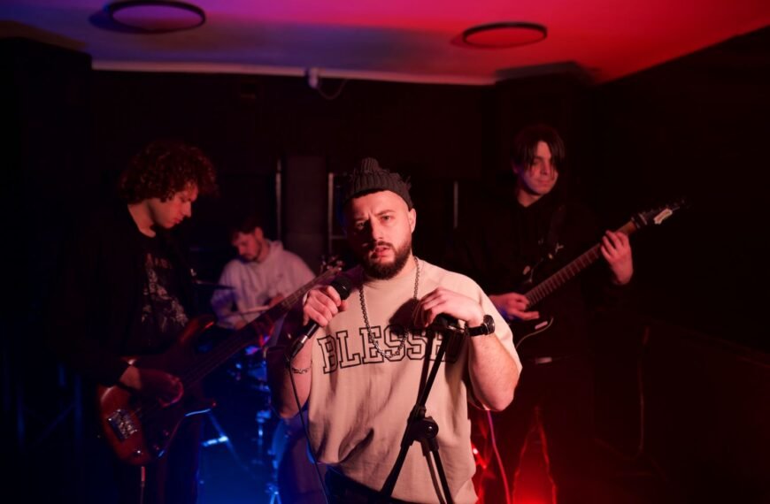 «Мудак» — новий pop punk rock реліз MoNaKiss про кохання, що не витримало реальності