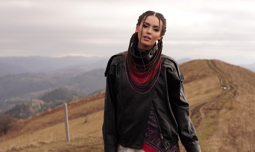 Від традиції до сучасності: TAYNA показала своє бачення «Щедрика» Від традиції до сучасності: TAYNA показала своє бачення «Щедрика»