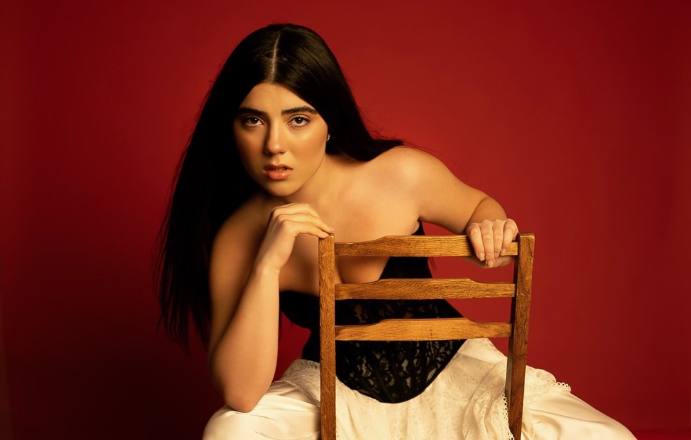 “Who Am I”- нова музична сповідь IMARY про шлях через темряву до світла