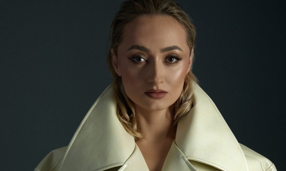 Композиція “Light in Us” від TINA PETRIV: про силу духу, віру та світло всередині людини Композиція “Light in Us” від TINA PETRIV: про силу духу, віру та світло всередині людини