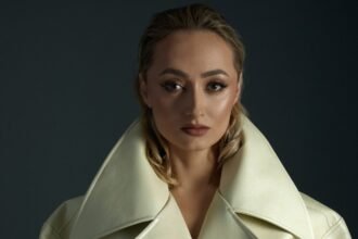 Композиція “Light in Us” від TINA PETRIV: про силу духу, віру та світло всередині людини Композиція “Light in Us” від TINA PETRIV: про силу духу, віру та світло всередині людини