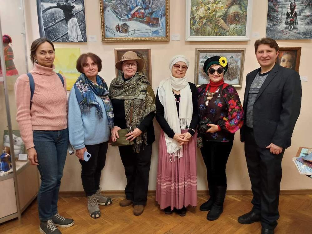 «Світло жінки»: у Літературно-меморіальному музеї-квартирі П.Г.Тичини представили благодійну експозицію живопису