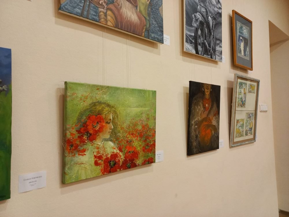 «Світло жінки»: у Літературно-меморіальному музеї-квартирі П.Г.Тичини представили благодійну експозицію живопису