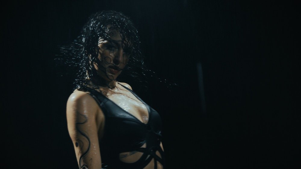 Нова пісня “Stop, Start” від української співачки Sofira