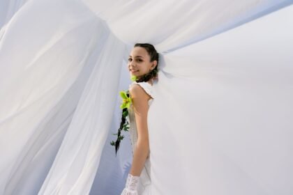 Співачка Nicole випустила легкий літній трек “Летить душа”