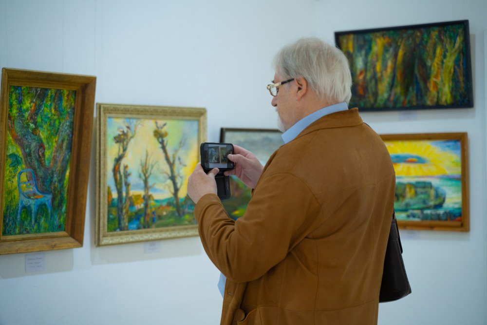 Самобутній світ Анатолія Фролова: у галереї «Митець» відкрилася персональна виставка художника