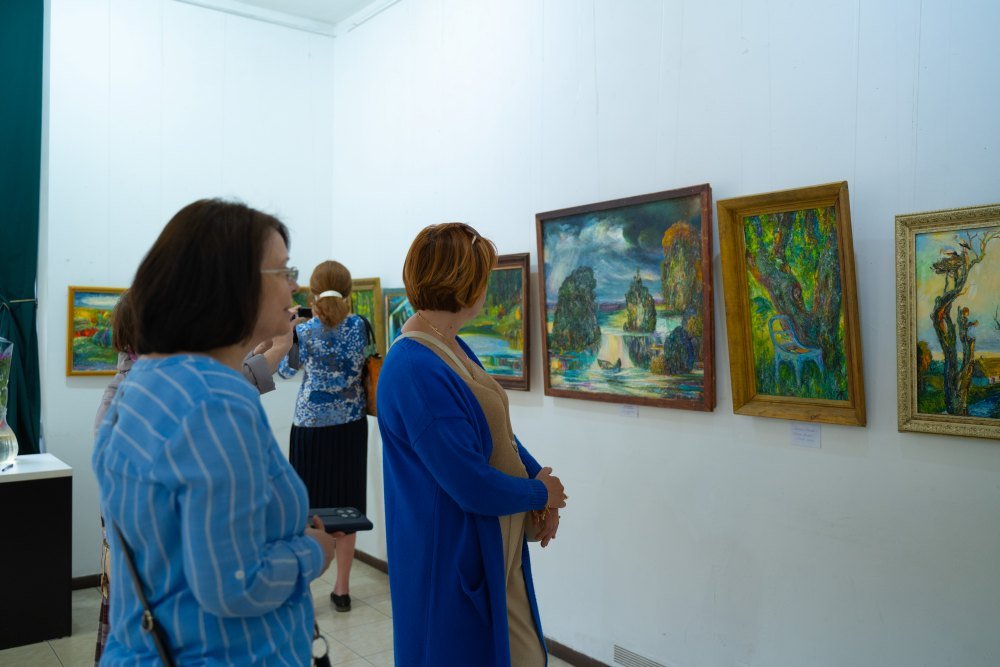 Самобутній світ Анатолія Фролова: у галереї «Митець» відкрилася персональна виставка художника