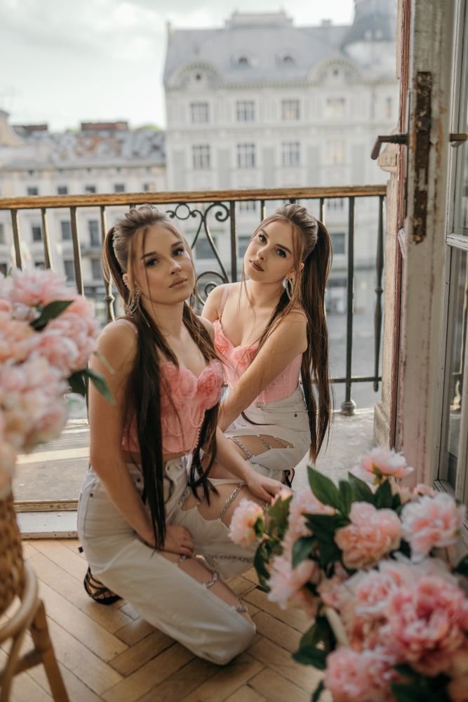 THE BLOSSOM презентували TikTok-хіт «Хризантема» про жіночу силу та відродження після втрат