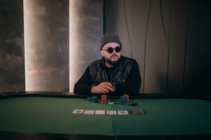 MoNaKiss випустив «Тільки Іскри» та показав кліп у стилі казино MoNaKiss випустив «Тільки Іскри» та показав кліп у стилі казино