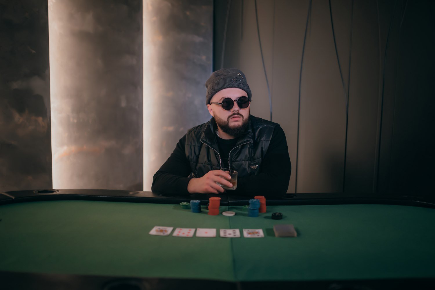 MoNaKiss випустив «Тільки Іскри» та показав кліп у стилі казино