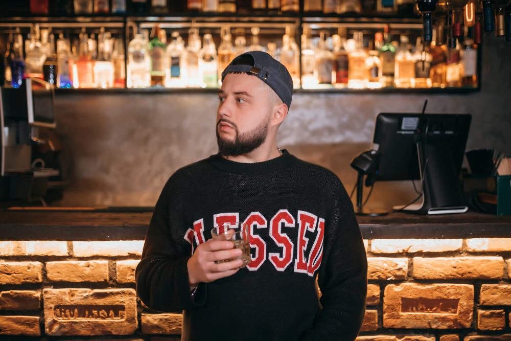 MoNaKiss показав новий кліп «У барі»: історію випадкової зустрічі зняли без монтажу