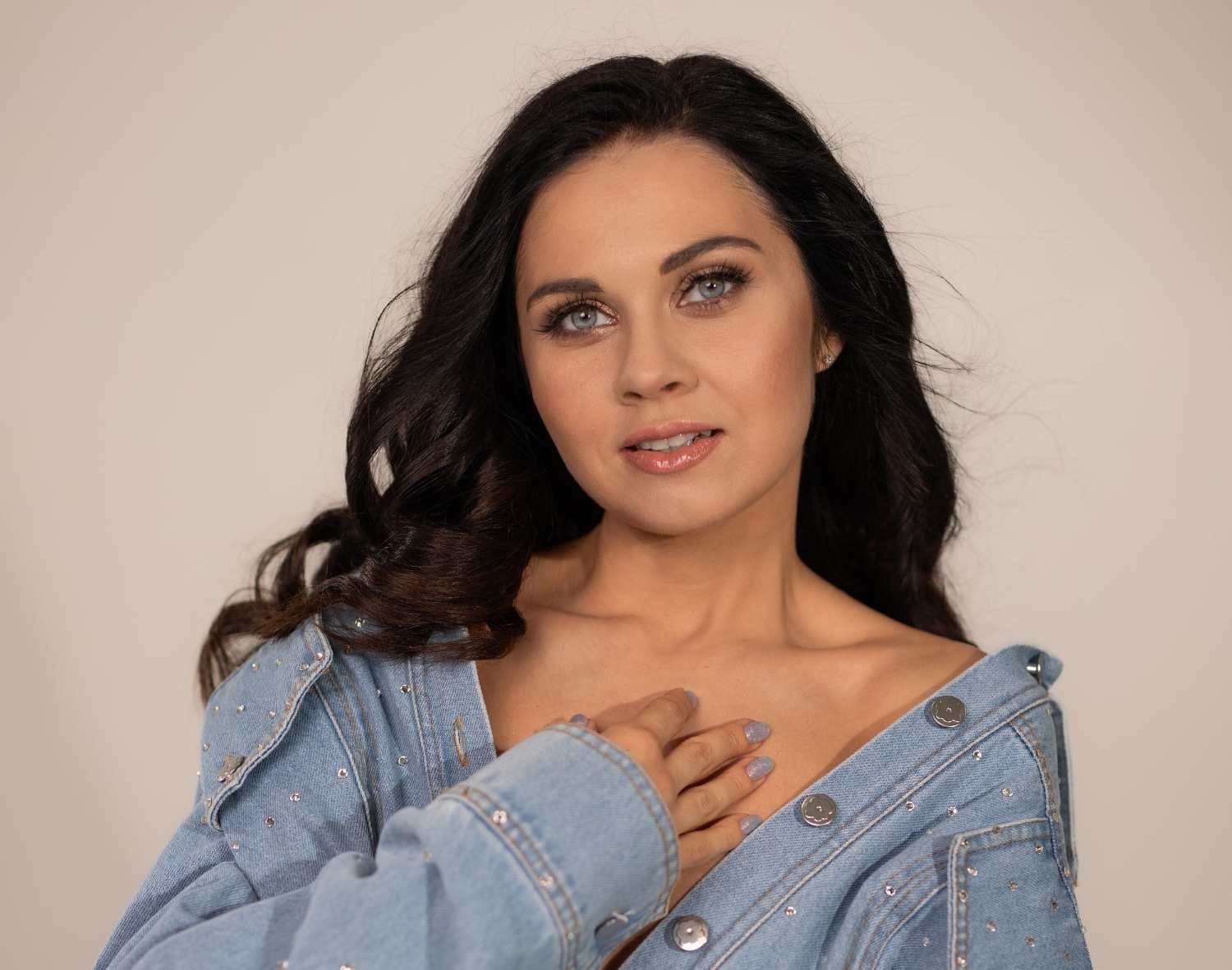«Повір у себе, дівчинко»: GAYARA представила пісню «Засіяй» та відеокліп до неї